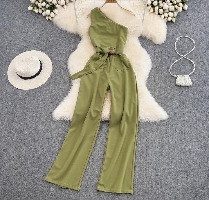 Ein-Schulter-Jumpsuit mit Taillengürtel