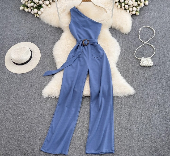 Ein-Schulter-Jumpsuit mit Taillengürtel