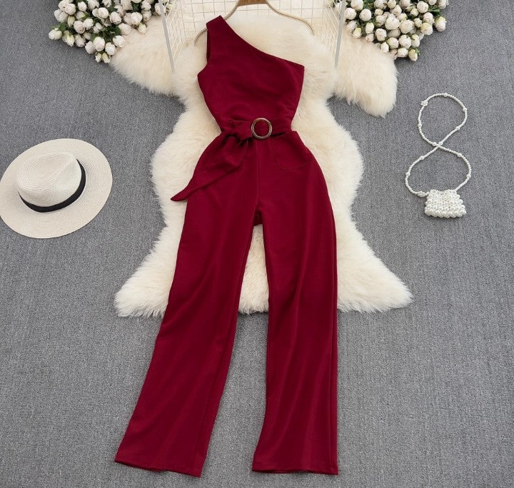 Ein-Schulter-Jumpsuit mit Taillengürtel