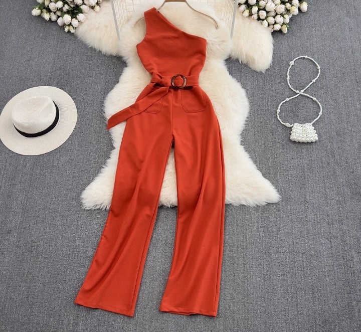 Ein-Schulter-Jumpsuit mit Taillengürtel