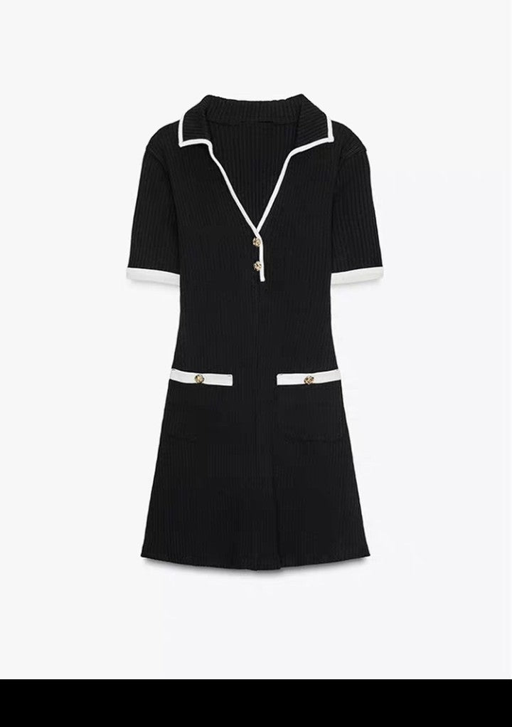 Elegantes Strickkleid mit V-Ausschnitt“