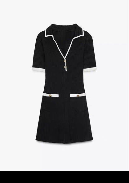 Elegantes Strickkleid mit V-Ausschnitt“