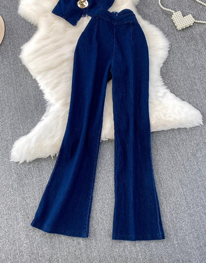 Dunkelblauer Jeans-Zweiteiler mit großen goldenen Knöpfen