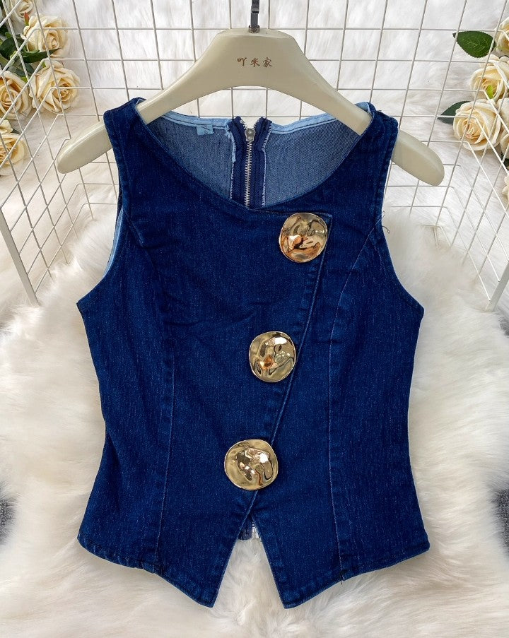 Dunkelblauer Jeans-Zweiteiler mit großen goldenen Knöpfen