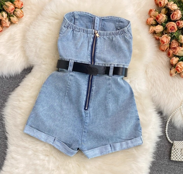 Jeans-Latzshorts mit Gürtel"