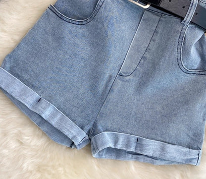 Jeans-Latzshorts mit Gürtel"