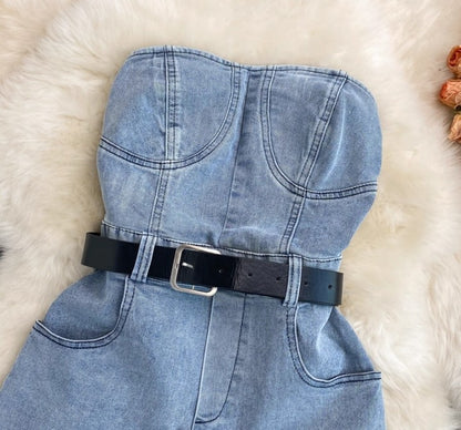 Jeans-Latzshorts mit Gürtel"