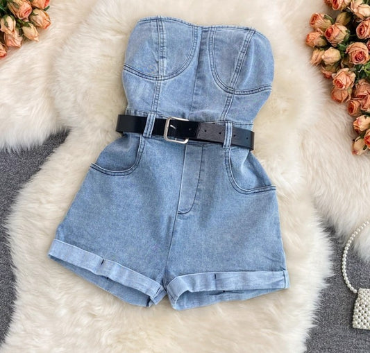 Jeans-Latzshorts mit Gürtel"