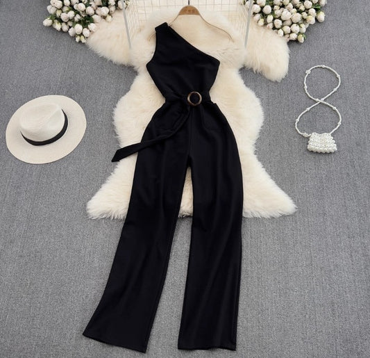 Ein-Schulter-Jumpsuit mit Taillengürtel