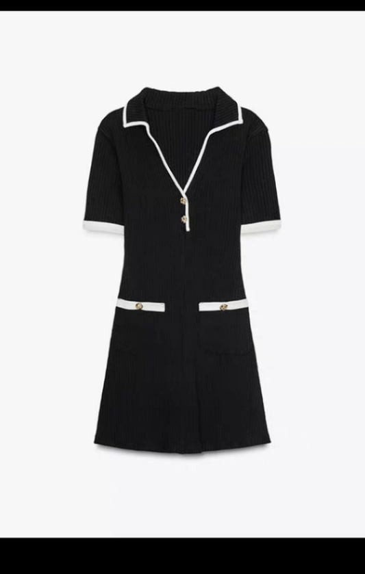 Elegantes Strickkleid mit V-Ausschnitt“