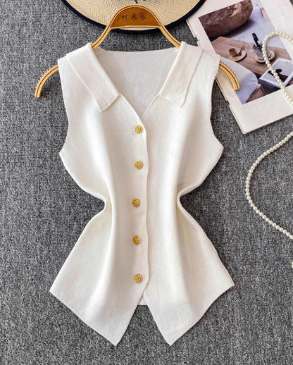 Elegante Strickweste mit Goldknöpfen