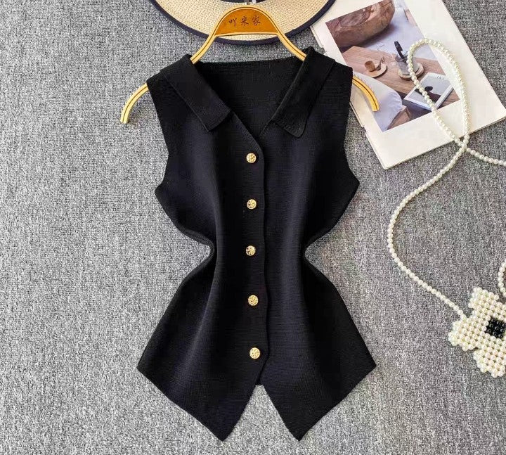 Elegante Strickweste mit Goldknöpfen