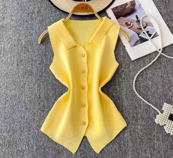 Elegante Strickweste mit Goldknöpfen