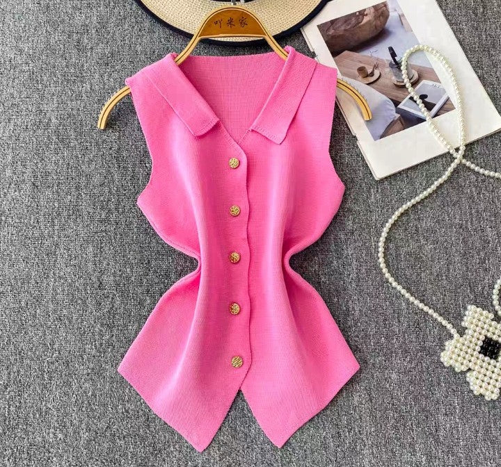 Elegante Strickweste mit Goldknöpfen