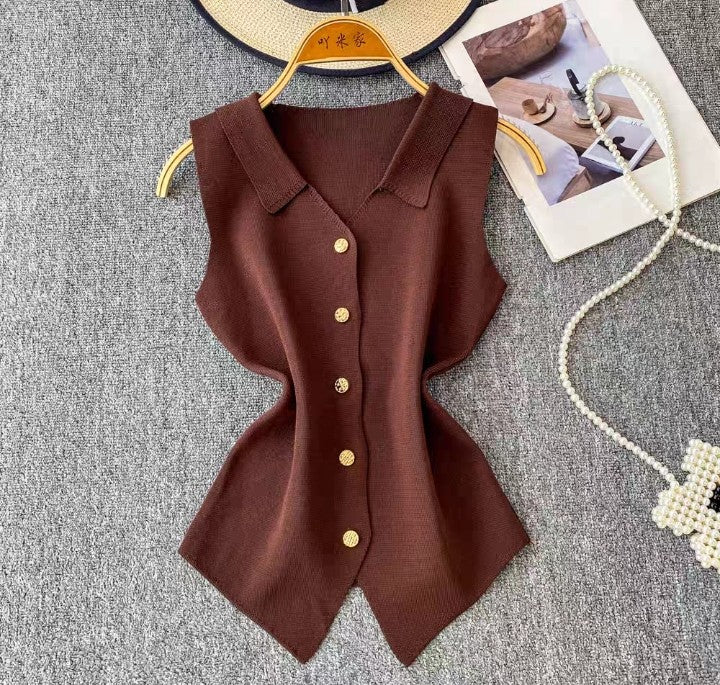 Elegante Strickweste mit Goldknöpfen